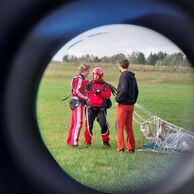 Ondřej Kettner (Srubec, 24) na tandemovom zoskoku padákom