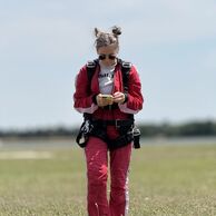 Pavla Kolářová (Dřevohostice, 36) na Tandemovom zoskoku padákom zo 6 000 m