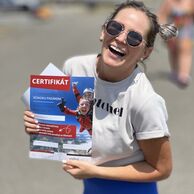 Pavla Kolářová (Dřevohostice, 36) na Tandemovom zoskoku padákom zo 6 000 m