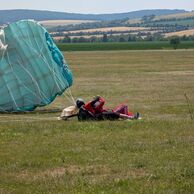 Pavla Kolářová (Dřevohostice, 36) na Tandemovom zoskoku padákom zo 6 000 m