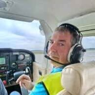 účastník zážitku na Súkromnom vyhliadkovom lete lietadlom