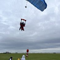 účastník zážitku (Rosice, 21) na tandemovom zoskoku padákom