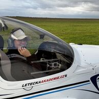 účastník zážitku (Znojmo, 47) na Pilotovi malého lietadla na skúšku