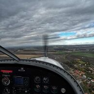 účastník zážitku (Znojmo, 47) na Pilotovi malého lietadla na skúšku